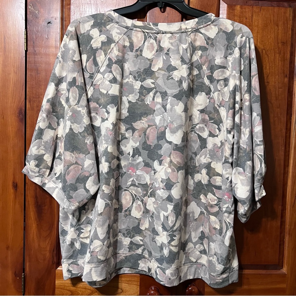 Zac & Rachel brand plus-size blouse top, with a floral print and 3/4 sleeves - Picture 2 of 12